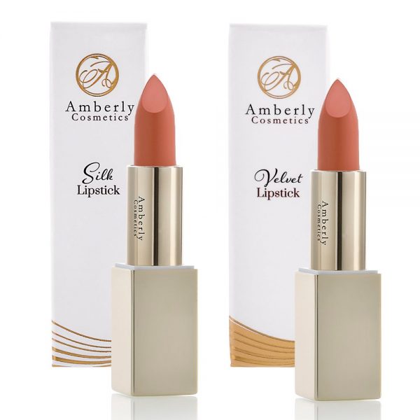 Amberly Silk Lipstick og Amberly Velvet Lipstick i fargen Japonica